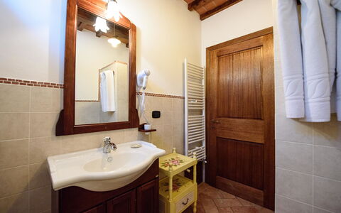 Villa Rubino: Badezimmer, Zimmer, Eigentum, Gebäude, Fliese, Interior Design, Haus, Grundeigentum, Badezimmerschrank, Die Architektur