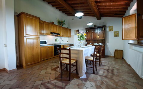 Villa Rubino: Eigentum, Zimmer, Gebäude, Möbel, Küche, Fussboden, Interior Design, Countertop, Haus, Grundeigentum