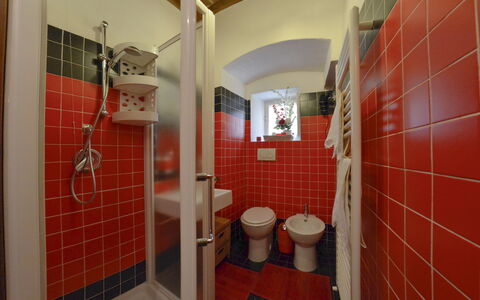 Appartamento Il Teatro: Rot, Zimmer, Badezimmer, Eigentum, Toilette, Armatur, Fliese, Die Architektur, Haus, Toilette
