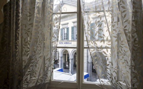 Appartamento Il Teatro: Die Architektur, Vorhang, Interior Design, Fenster, Gebäude, Zimmer, Textil, Fensterbehandlung, Daylighting, Glas