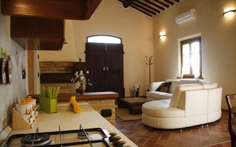 Villa Camelia: Zimmer, Wohnzimmer, Interior Design, Eigentum, Gebäude, Decke, Möbel, Haus, Fussboden, Tabelle