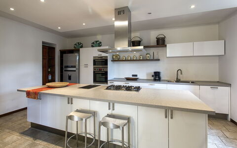 Villa Del Sole: Countertop, Eigentum, Zimmer, Möbel, Cabinetry, Küche, Interior Design, Gebäude, Grundeigentum, Haus