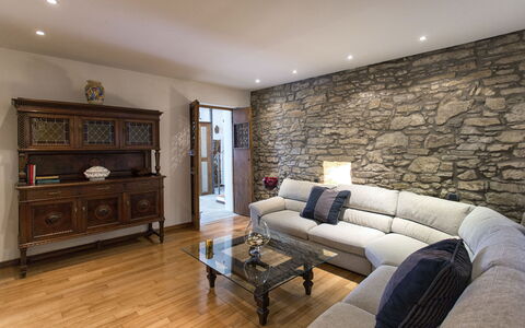 Villa Del Sole: Zimmer, Wohnzimmer, Eigentum, Möbel, Interior Design, Wand, Gebäude, Fussboden, Grundeigentum, Holzboden