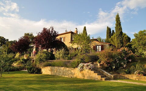 Villa Rosmarino: Eigentum, Natürliche Landschaft, Himmel, Estate, Haus, Gras, Zuhause, Baum, Gebäude, Wolke