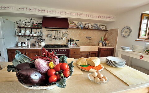 Villa Rosmarino: Zimmer, Eigentum, Countertop, Interior Design, Möbel, Küche, Haus, Zuhause, Wohnzimmer, Gebäude