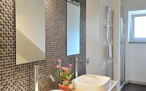 Villa Rosmarino: Badezimmer, Zimmer, Eigentum, Sinken, Interior Design, Fliese, Gebäude, Armatur, Die Architektur, Wand
