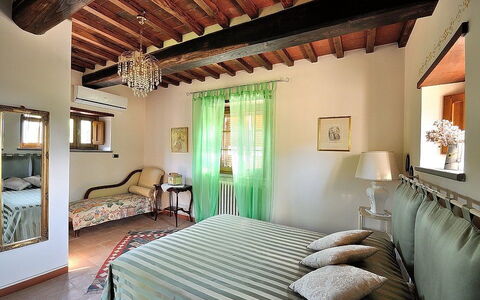 Villa Rosmarino: Schlafzimmer, Eigentum, Zimmer, Möbel, Decke, Bett, Interior Design, Gebäude, Bettdecke, Bettrahmen