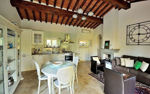 Villa Rosmarino: Eigentum, Zimmer, Gebäude, Interior Design, Decke, Haus, Möbel, Grundeigentum, Esszimmer, Zuhause