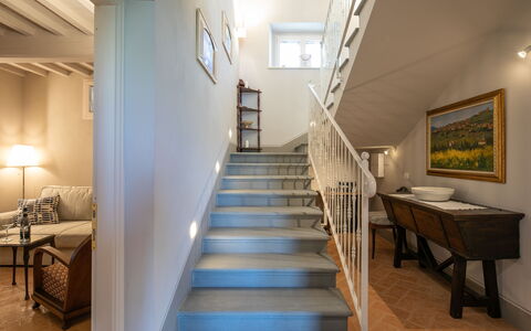 Villa Chiara: Eigentum, Zimmer, Treppe, Gebäude, Interior Design, Haus, Möbel, Decke, Grundeigentum, Fussboden