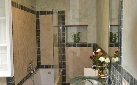 Villa Il Borgo: Zimmer, Badezimmer, Eigentum, Decke, Fliese, Gebäude, Interior Design, Fussboden, Haus, Die Architektur