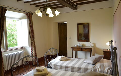 Villa Il Borgo: Zimmer, Eigentum, Möbel, Gebäude, Interior Design, Decke, Schlafzimmer, Haus, Bett, Grundeigentum