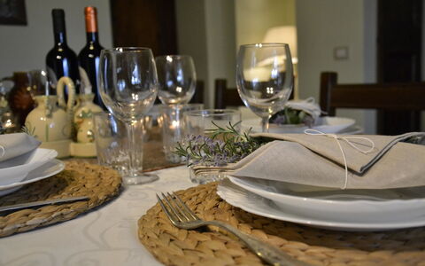 Villa Il Borgo: Tischdecke, Tabelle, Dishware, Weinglas, Essen, Kelche, Geschirr, Teller