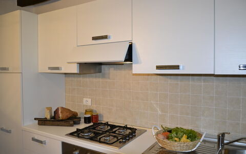 Villa Il Borgo: Countertop, Küche, Zimmer, Eigentum, Cabinetry, Fliese, Möbel, Interior Design, Haus, Fussboden