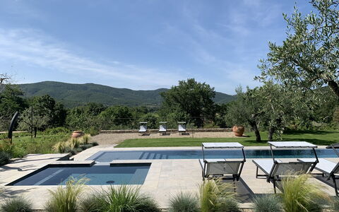 Villa Il Borgo: Wolke, Pflanze, Himmel, Daytime, Pflanzengemeinschaft, Baum, Natürliche Landschaft, Grundstueck, Vegetation, Sonnenlicht