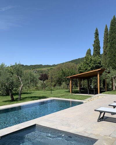 Villa Il Borgo: Wasser, Himmel, Pflanze, Eigentum, Außenbank, Azurblau, Schwimmbad, Natürliche Landschaft, Baum, Gras