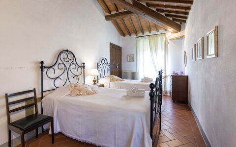 Villa San Pietro: Schlafzimmer, Bett, Zimmer, Möbel, Eigentum, Interior Design, Gebäude, Bettdecke, Bettrahmen, Wand