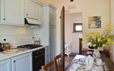 Villa San Pietro: Zimmer, Eigentum, Countertop, Küche, Möbel, Gebäude, Haus, Gelb, Cabinetry, Zuhause