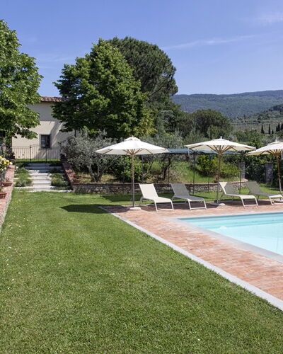 Villa San Pietro: Eigentum, Schwimmbad, Grundeigentum, Gras, Haus, Hinterhof, Zuhause, Rasen, Garten, Estate
