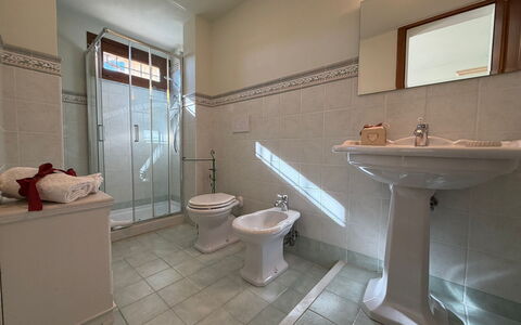 Villa Mira: Flooring, Fussboden, Armatur, Interior Design, Sinken, Zapfhahn, Badezimmer, Installation, Bad Sink, Zimmer