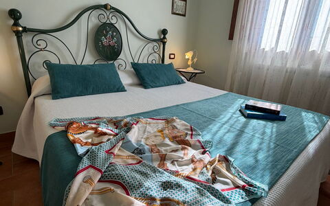 Villa Mira: Schlafzimmer, Linens, Interior Design, Möbel, Bettdecke, Bett, Textil, Bedding, Zimmer, Fussboden