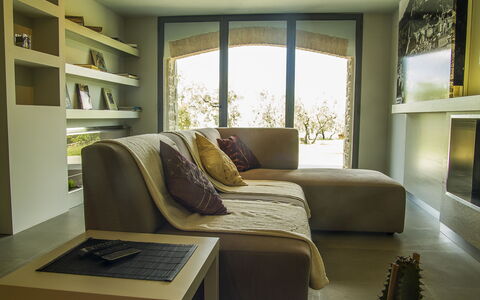 Villa Degli Ulivi: Möbel, Zimmer, Interior Design, Eigentum, Gebäude, Schlafzimmer, Gelb, Haus, Zuhause, Couch