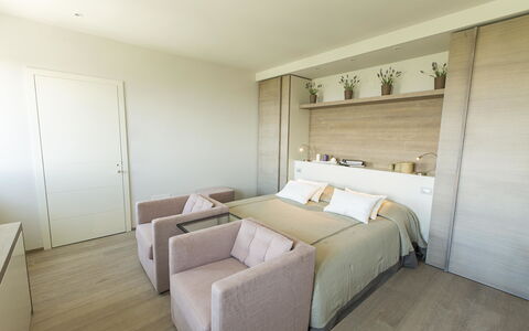 Villa Degli Ulivi: Zimmer, Eigentum, Möbel, Schlafzimmer, Interior Design, Bett, Fussboden, Gebäude, Wand, Haus