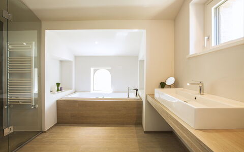 Villa Degli Ulivi: Badezimmer, Zimmer, Eigentum, Interior Design, Fussboden, Fliese, Badewanne, Armatur, Decke, Gebäude