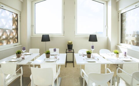 Villa Degli Ulivi: Weiss, Zimmer, Restaurant, Interior Design, Eigentum, Möbel, Tabelle, Gebäude, Gelb, Esszimmer