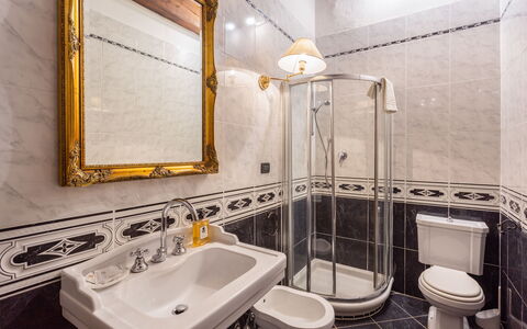 Villa Francesca: Badezimmer, Eigentum, Zimmer, Interior Design, Armatur, Haus, Gebäude, Fliese, Grundeigentum, Die Architektur