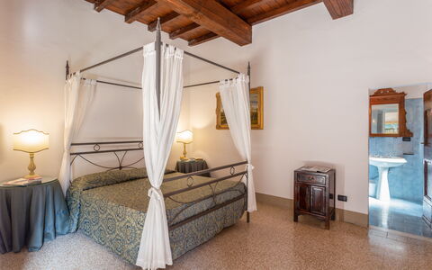 Villa Francesca: Bett, Zimmer, Eigentum, Möbel, Schlafzimmer, Fussboden, Bettrahmen, Decke, Interior Design, Haus
