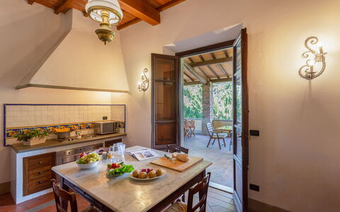 Villa Francesca: Zimmer, Eigentum, Decke, Gebäude, Möbel, Interior Design, Küche, Haus, Countertop, Grundeigentum