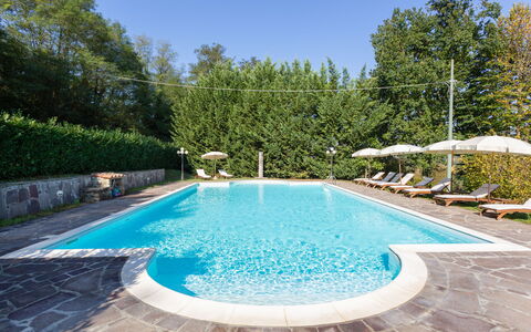 Villa Francesca: Schwimmbad, Eigentum, Freizeit, Grundeigentum, Wasser, Haus, Estate, Gebäude, Villa, Hinterhof