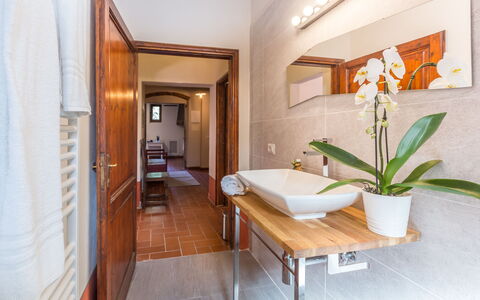 Villa Marina: Zimmer, Eigentum, Gebäude, Interior Design, Haus, Möbel, Grundeigentum, Suite, Fussboden, Badezimmer