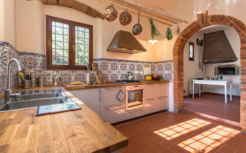 Villa Marina: Countertop, Eigentum, Zimmer, Gebäude, Fussboden, Interior Design, Fliese, Möbel, Küche, Haus