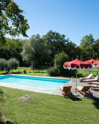 Villa Marina: Pflanze, Wasser, Himmel, Schwimmbad, Schatten, Regenschirm, Baum, Gebäude, Gartenmöbel, Stuhl