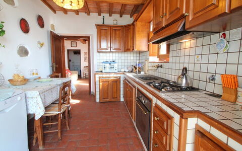 Podere Santa Lucia: Eigentum, Countertop, Zimmer, Küche, Gebäude, Möbel, Cabinetry, Interior Design, Grundeigentum, Haus