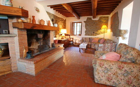 Podere Santa Lucia: Zimmer, Eigentum, Wohnzimmer, Feuerstelle, Kamin, Gebäude, Zuhause, Fussboden, Interior Design, Haus