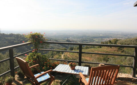 Podere Santa Lucia: Eigentum, Grundeigentum, Himmel, Haus, Balkon, Zimmer, Urlaub, Gebäude, Bergstation, Möbel