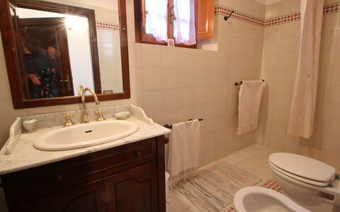 Podere Santa Lucia: Badezimmer, Eigentum, Zimmer, Badezimmerschrank, Bad Sink, Wand, Fliese, Bad Zubehör, Sinken, Armatur