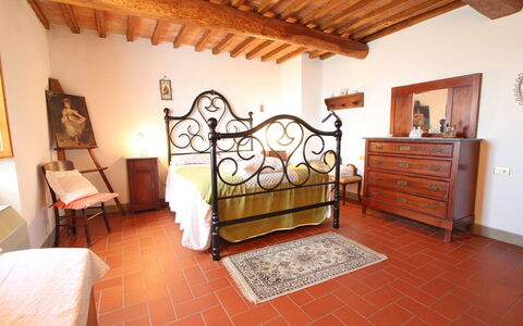 Podere Santa Lucia: Eigentum, Zimmer, Schlafzimmer, Möbel, Bett, Gebäude, Haus, Grundeigentum, Interior Design, Bettdecke