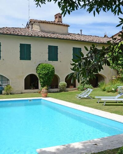 Villa Montalcinello In Siena, Private Pool: Wasser, Pflanze, Himmel, Eigentum, Gebäude, Wolke, Grün, Azurblau, Schwimmbad, Fenster