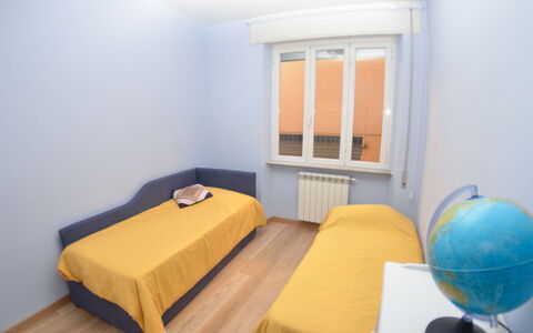Musetta: Zimmer, Möbel, Bett, Schlafzimmer, Eigentum, Gelb, Interior Design, Fussboden, Bettdecke, Bettrahmen