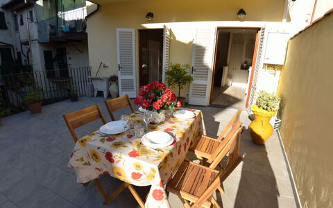 Musetta: Eigentum, Zimmer, Möbel, Tabelle, Gebäude, Haus, Grundeigentum, Zuhause, Terrasse, Veranda