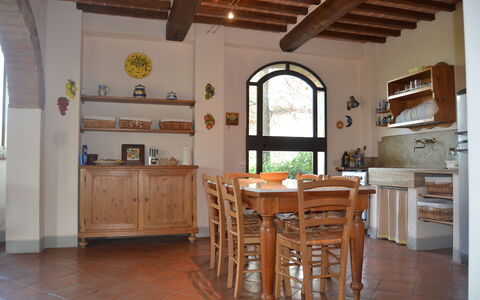 Villa Cafaggiola: Zimmer, Möbel, Gebäude, Eigentum, Fussboden, Holzboden, Decke, Countertop, Hartholz, Küche