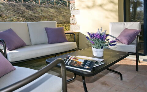 Villa Del Monte: Möbel, Kaffetisch, Lila, Tabelle, Wohnzimmer, Couch, Zimmer, Terrasse, Interior Design, Gartenmöbel
