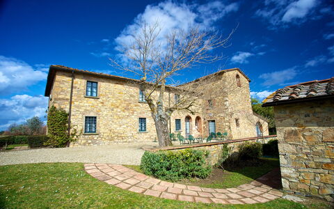 Agriturismo la Papessa: Wolke, Himmel, Pflanze, Eigentum, Fenster, Natur, Gebäude, Blau, Natürliche Landschaft, Grundstueck