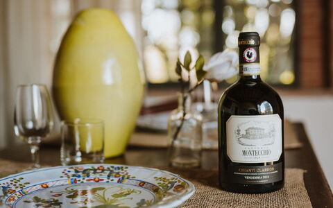 Agriturismo la Papessa: Geschirr, Flasche, Drinkware, Tabelle, Kelche, Wein, Dishware, Barware, Trinken