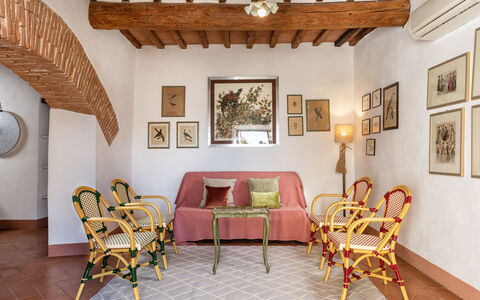 Agriturismo la Papessa: Bilderrahmen, Möbel, Eigentum, Stuhl, Gebäude, Tabelle, Holz, Beleuchtung, Wohnzimmer, Die Architektur