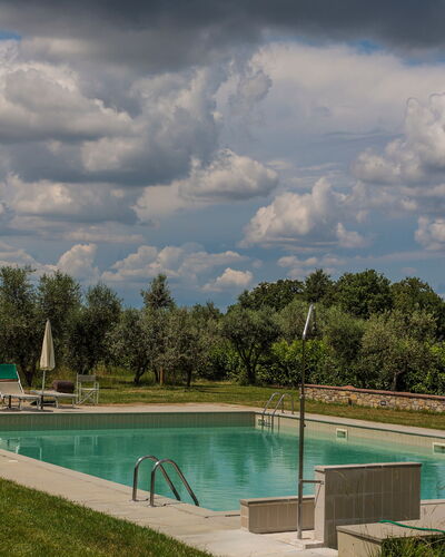 Agriturismo la Papessa: Wasser, Wolke, Himmel, Pflanze, Baum, Azurblau, Schwimmbad, Natürliche Landschaft, Grundstueck, Schatten