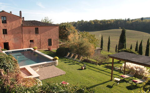 Villa Le Caggia: Eigentum, Haus, Gebäude, Schwimmbad, Estate, Grundeigentum, Bauernhaus, Villa, Gras, Hinterhof